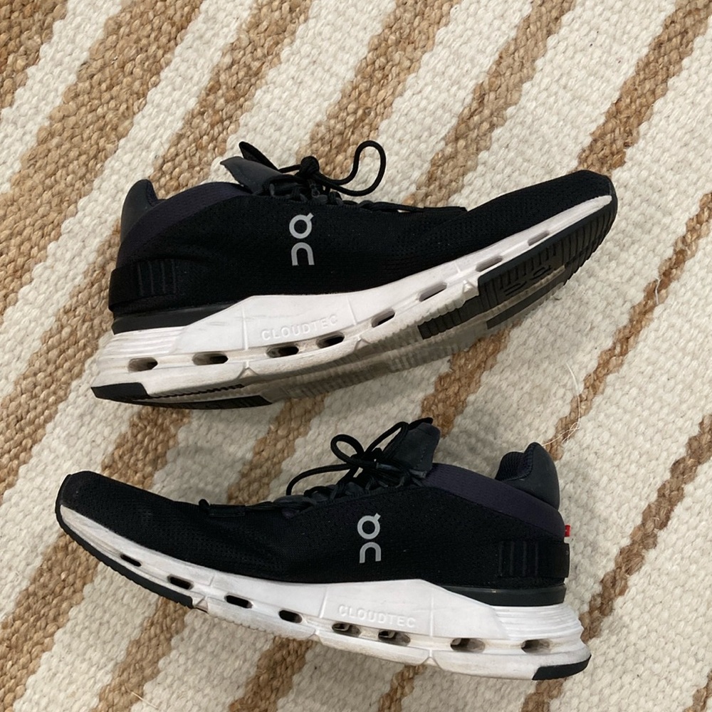 🌊On Running Women’s Black Athletic Shoes EUC🌊